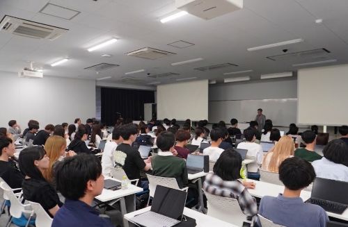 講演を聞く学生たち